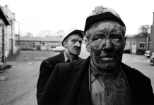 Hai Người Cùng Leo Ra Khỏi Một Ống Khói, Ai Sẽ Đi Rửa Mặt?