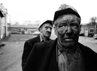 Hai Người Cùng Leo Ra Khỏi Một Ống Khói, Ai Sẽ Đi Rửa Mặt?