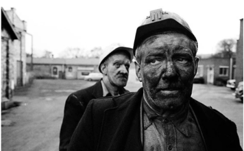 Hai Người Cùng Leo Ra Khỏi Một Ống Khói, Ai Sẽ Đi Rửa Mặt?